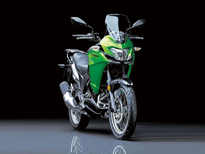 Được hãng xe máy Kawasaki công bố lần đầu tiên tại triển lãm EICMA 2016, Versys-X 300 là mẫu xe adventure hiếm hoi nằm trong phân khúc môtô 250-400 cc. Đi theo ngôn ngữ thiết kế mới nhất của Kawasaki, chiếc xe cũng sở hữu kiểu dáng thể thao, sắc sảo hơn.