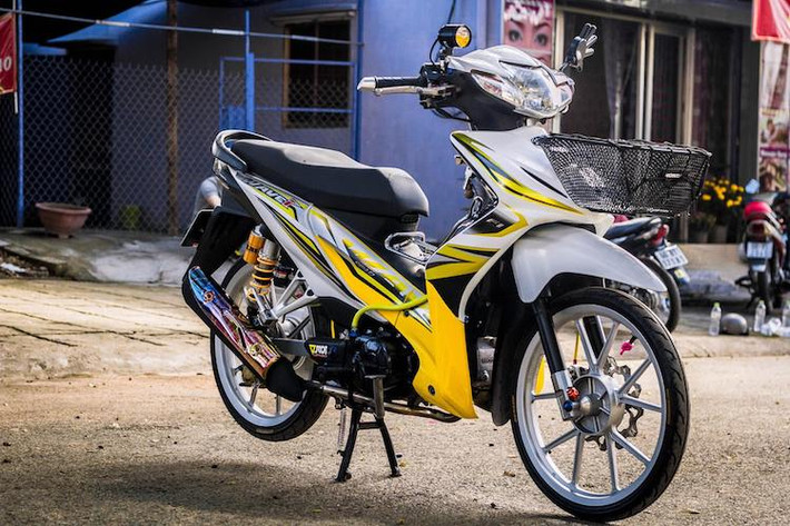 Có số lượng lớn tại Việt Nam, dòng xe số phổ thông Honda Wave từ lâu đã được giới biker Việt lựa chọn để cho ra đời nhiều bản độ theo đủ các phong cách. Trong đó, với kiểu dáng khí động học thể thao hơn so với các thế hệ Wave "Thái" 110 cũ, Honda Wave S 110 của Honda Việt Nam có thể "hóa thân" thành một chiếc xe độ đẹp mắt.