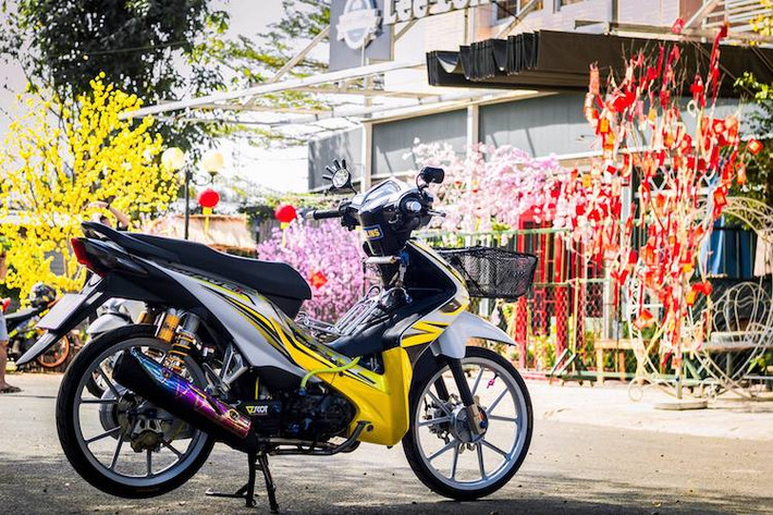 Chiếc xe số phổ thông Honda Wave S 110 đã được một người chơi xe Việt "trang hoàng" mừng năm mới theo phong cách kiểng Thái Lan với loạt đồ chơi giá trị và "dàn áo" trắng-vàng bắt mắt.
