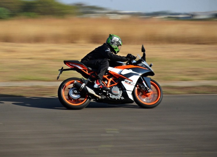 KTM RC 390 2016 sẽ vẫn tiếp tục được sản xuất tại nhà máy Bajaj Auto ở Pune, Ấn Độ và xuất khẩu sang Mỹ. Tại "xứ cờ hoa", chiếc xe có giá khởi điểm 5499 USD (tương đương 124,9 triệu đồng).