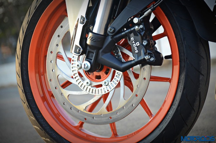 Ở phía trước, thay vì đĩa phanh với đường kính 300 mm như bản 2016, KTM RC 390 2017 đã được trang bị phanh đĩa lớn hơn 20 mm, giúp xe rút ngắn quãng đường phanh.