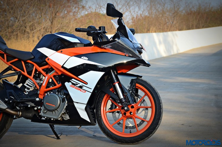 Vẫn được sơn với tông màu trắng-đen-cam đặc trưng của hãng xe máy KTM nhưng trên phiên bản RC 390 2017 mới nhất này, tem dán trang trí của xe đã được KTM thay đổi toàn bộ. So với đời 2016, tem RC 390 2017 đơn giản và "hình khối" hơn.