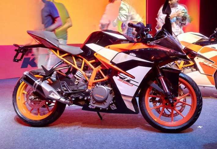 Tuần qua tại thị trường Mỹ, hãng môtô Áo KTM đã chính thức ra mắt dòng sportbike KTM RC 390 2017. Trong khi mẫu naked bike cùng nền tảng Duke 390 đã có thế hệ mới bán ra từ đầu năm nay thì KTM RC 390 2017 vẫn dựa trên thế hệ cũ, chỉ được nâng cấp nhẹ cho năm 2017.