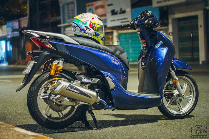 Là một trong số ít những mẫu xe tay ga phân khối lớn được phân phối tại Việt Nam, Honda SH300i càng trở nên đẳng cấp hơn khi được biker Sài Gòn trang bị thêm một số đồ chơi "hàng khủng".