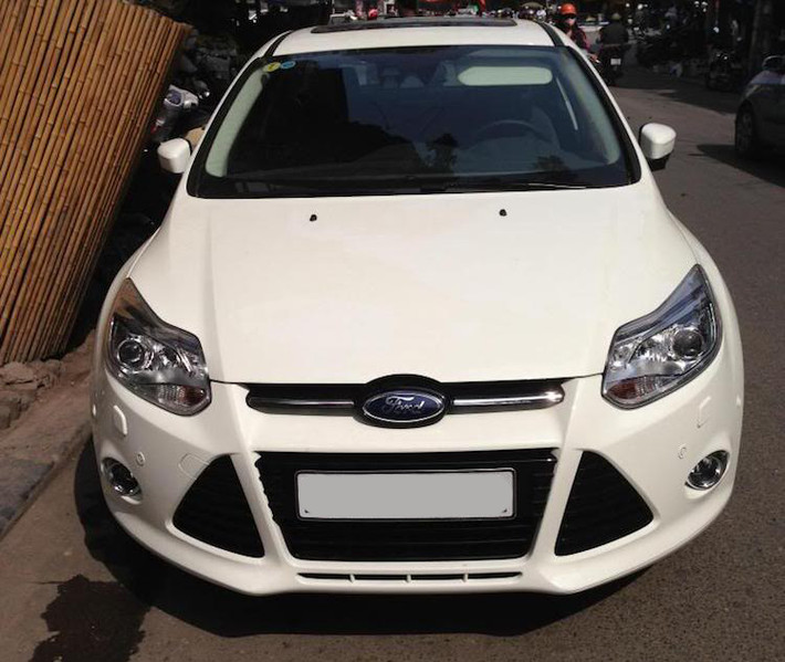 Ford Focus trước facelift được trang bị hai loại động cơ:1.6L 125 mã lực và 2.0L 168 mã lực phun xăng trực tiếp. Riêng với phiên bản thấp nhất sử dụng hộp số sàn 5 cấp, còn tất các phiên bản còn lại đều sử dụng hộp số tự động 6 cấp ly hợp kép. Trước đây, xe được bán với 5 phiên bản, có giá từ 689 tới 849 triệu đồng.