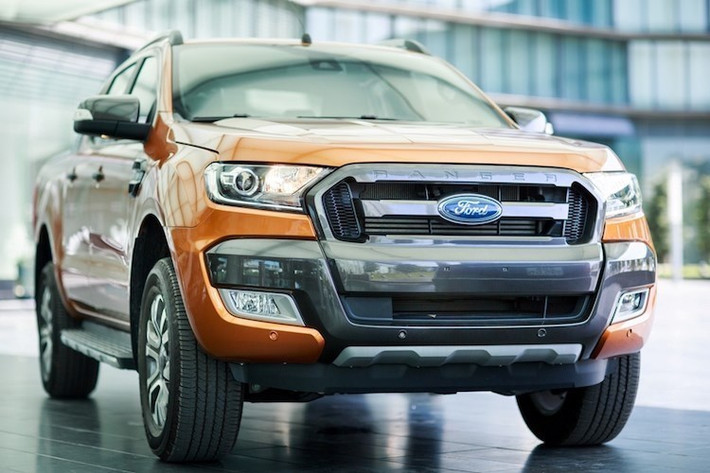 Dòng xe bán tải có doanh số tốt nhất Việt Nam là Ford Ranger cũng được triệu hồi vào tháng 1/2017 do lò xo lò xo khóa ngậm gập lưng ghế sau có thể bị gãy, khiến lưng ghế không được khóa cố định vào vị trí thẳng đứng. Đợt triệu hồi này ảnh hưởng tới tổng cộng 14.896 chiếc xe nhập khẩu chính hãng, có thời gian sản xuất từ 30/11/2012 đến 28/10/2015 tại nhà máy Ford ở Rayong, Thái Lan.
