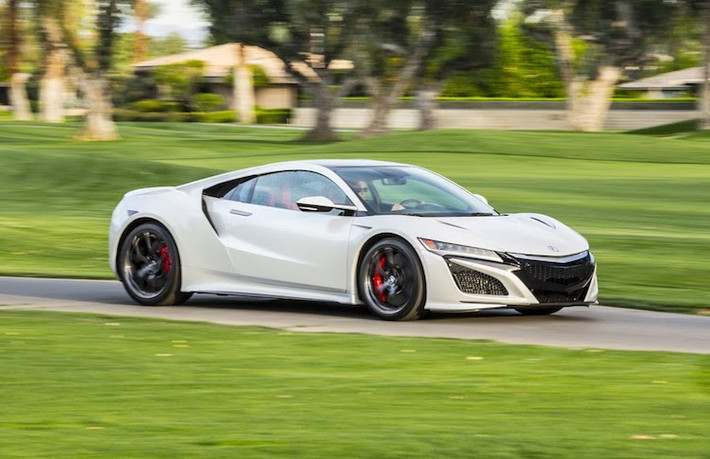 Giống như thế hệ đầu tiên, Acura NSX mới vẫn được trang bị động cơ V6. Tuy nhiên, hệ động lực của xe đã có nhiều thay đổi khi sử dụng máy tăng áp kép có dung tích lớn hơn là 3.5l, đi kèm với 3 mô-tơ điện trợ lực để đạt tổng công suất 573 mã lực và mô-men xoắn cực đại 645 Nm.