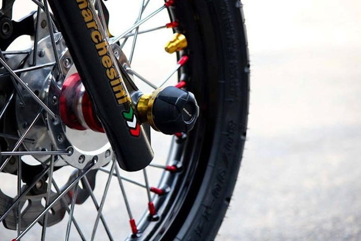Những chiếc Air Blade đời đầu có mâm đúc 5 cánh 14 inch nguyên bản. Tuy nhiên trên bản độ này, chủ xe đã thay cho Air Blade Thái cặp bánh căm độc đáo, được cấu thành từ niềng nhôm Excel màu đen và đùm mạ chrome bóng lộn.