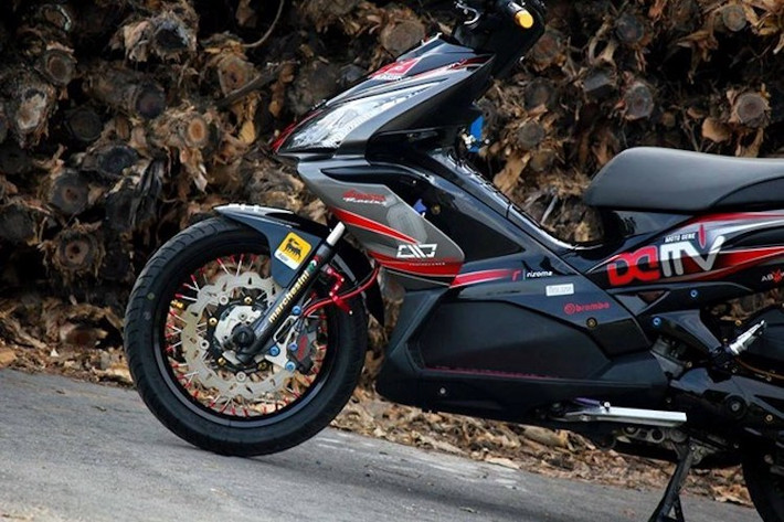 Không chỉ có bánh căm, chiếc xe còn được trang bị cặp lốp Michelin để có độ bám đường cao hơn. Hệ thống phanh trước cũng được độ lại khá "khủng" với đĩa Galfer và heo Brembo Billet 2 pis đối xứng, lắp vào vỏ phuộc nguyên bản của Air Blade nhờ pad nhôm CNC sắc sảo.