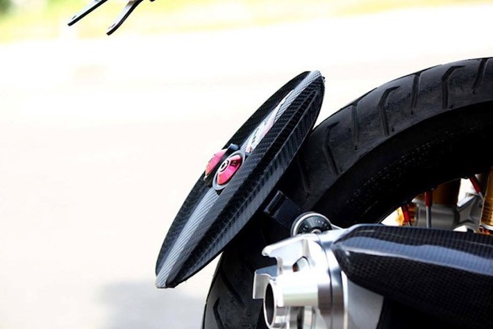 Ở phía sau, để tạo dáng thể thao cho Air Blade, chủ xe đã gỡ bỏ chắn bùn nguyên bản và thay bằng pad biển số Rizoma. Trong khi đó, chắn bùn của xe là loại ốp bánh phong cách Ducati Diavel. Kết thúc bản độ là cây pô zin nhưng có ốp pô bằng sợi carbon và nắp chụp phía sau CNC sắc sảo.