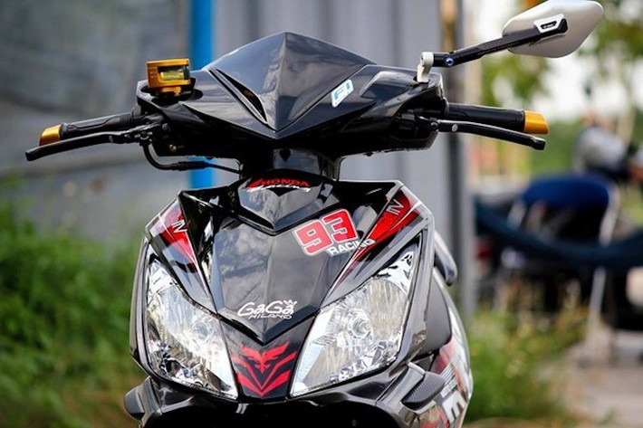 Với kiểu dáng đẹp mắt hơn, Air Blade 110 Thái cũng được dân chơi ưa chuộng để độ lại tương tự như Click 125i nhập Thái ngày nay. Để khiến chiếc Air Blade đời đầu của mình trở nên bắt mắt hơn, một biker Bình Dương đã tiến hành "dọn kiểng" lại chiếc xe. Bản độ bắt đầu từ những chi tiết đơn giản trên tay lái như bình dầu Rizoma Next, cùm phanh Brembo RCS, tay phanh Brembo và gương hậu Rizoma.