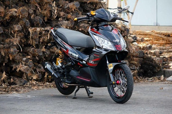 Mặc dù Honda Việt Nam cũng đã sản xuất và phân phối dòng xe tay ga Honda Air Blade 110cc từ thế hệ đầu tiên, tuy nhiên những chiếc Air Blade nhập Thái vẫn được xếp ở "chiếu trên". So với phiên bản tại Việt Nam, Air Blade Thái có phần đầu với đèn pha kép thể thao và sắc sảo hơn. Đây cũng là thế hệ Air Blade duy nhất có sự khác biệt kiểu dáng giữa những thị trường khác nhau.