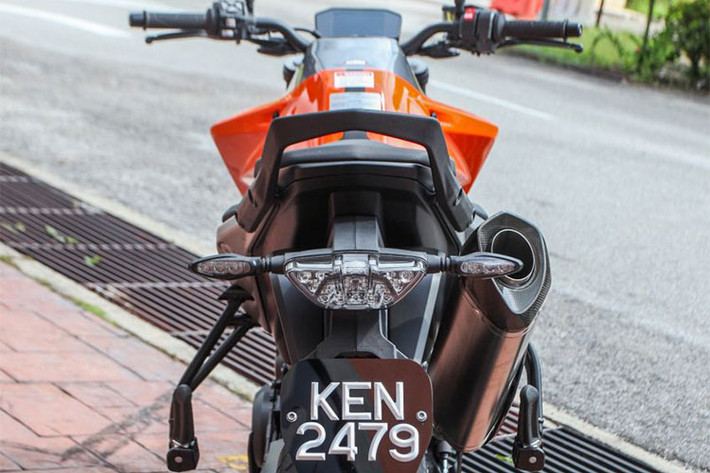 Một số chi tiết KTM 790 Duke phiên bản 2018 khá mạnh mẽ với những đường nét sắc bén tương tự như chiếc xe "đầu bảng" 1290 Super Duke R của hãng. Nhằm giúp tăng cường tính năng công thái học, The Scalpel có hệ thống thanh tay lái rộng 760 mm, làm bằng nhôm. Chiều cao yên ngồi xe khá hợp lý, chỉ khoảng 825 mm.