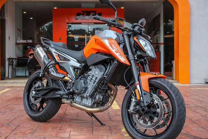 Sau nhiều tháng chờ đợi, cuối cùng thì mẫu xe môtô naked-bike tầm trung mới nhất của thương hiệu xe Áo là KTM 790 Duke 2018 biệt danh "dao mổ" cũng đã chính thức có mặt tại Đông Nam Á, thị trường đầu tiên là Malaysia - tiếp theo sẽ là các thị trường khác trong đó có Việt Nam.