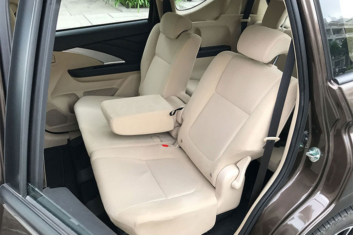 Xe có đủ 3 hàng ghế để chở đủ 7 người trưởng thành, trong đó hàng ghế thứ 2 gập theo tỉ lệ 60/40, còn hàng ghế thứ 3 gập theo tỉ lệ 50/50. Cả hai phiên bản đều chỉ có điều hòa chỉnh tay nhưng có tới 2 dàn lạnh và hệ thống chỉnh gió độc lập cho hàng ghế sau. Xe hướng tới mục đích chuyên chở và tối ưu sự tiện dụng cho hành khách.