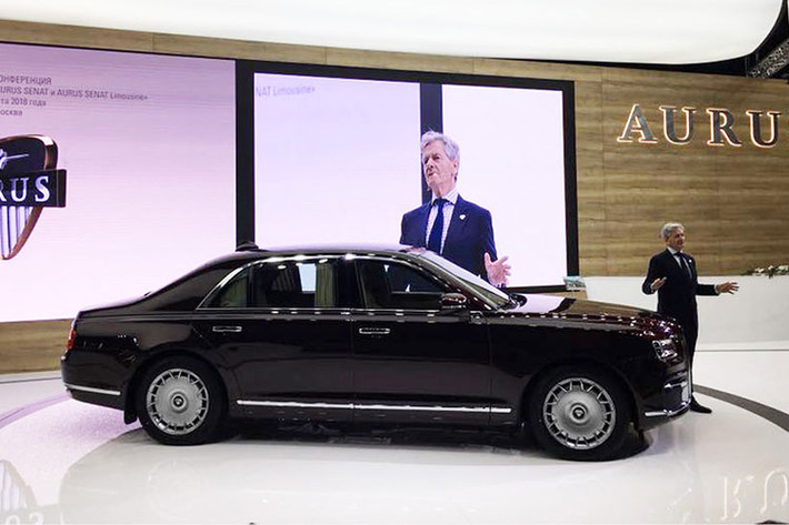 Bên ngoài, chiếc limousine mới của Tổng thống Nga sở hữu thiết kế khá giống với Rolls-Royce, đặc biệt là phần đầu xe. Chiếc limousine này được trang bị lưới tản nhiệt cỡ lớn, kéo dài từ nắp capô xuống hết cản trước, và đi kèm những thanh dọc mạ crôm như xe Rolls-Royce. Trên lưới tản nhiệt hình chữ nhật này còn có logo Aurus cỡ lớn.