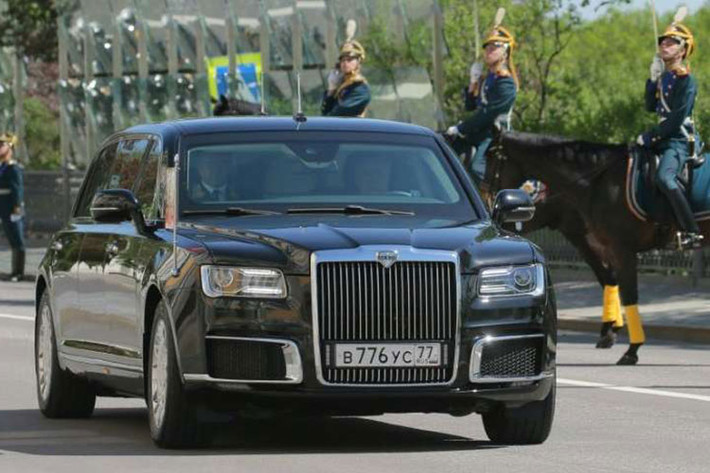 "Trái tim" của chiếc xe limousine Nga siêu sang này là động cơ xăng V8, dung tích 4,4 lít do Viện nghiên cứu quốc gia NAMI của Nga và Porsche Engineering phát triển với công suất tối đa 600 khoảng mã lực. Dự kiến, những chiếc xe Aurus sẽ được bán ra thị trường vào năm 2019.