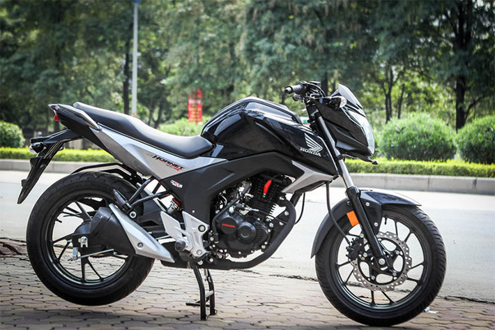 Honda CB160R Hornet giá 69 triệu đồng, mẫu xe này được các đại lý tư nhân nhập về Việt Nam cùng phân khúc với các đối thủ như: Yamaha TFX 150, FZS v2.0, Suzuki GSX-S150 v.v… Tuy nhiên CB160R được Honda trang bị khối động cơ dung tích 163cc, công suất tối đa đạt 16 mã lực và mô-men xoắn 14.67 Nm, đi cùng hộp số 5 cấp.
