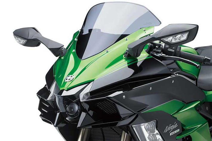 Kawasaki Ninja H2 SX 2018 mới mang đến tư thế ngồi chồm hơn so với Z1000 SX nhưng vẫn thoải mái hơn cho cả người ngồi trước lẫn người ngồi sau nhờ thiết kế phần đuôi và yên sau khá lớn. Bộ khung xe đã được cải tiến để phù hợp với việc phải tải thêm đồ hoặc hành khách.