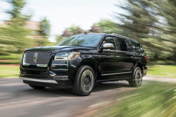 Lincoln Navigator: Thương hiệu con của Ford trang bị cho chiếc xe động cơ V6 3.5 tăng áp kép với công suất 450 mã lực cùng hộp số tự động 10 cấp. Phiên bản 2018 cũng là lần "lột xác" toàn diện của chiếc SUV này sau gần 10 năm biến mất khỏi bản đồ xe sang.