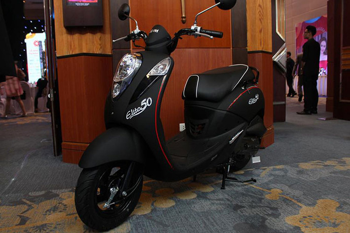 Xuất hiện trên thị trường xe máy Việt Nam từ đầu tháng 5/2017, tuy nhiên xe ga SYM Elite 50cc gần đây mới được thương hiệu xe máy Đài Loan quảng bá rộng rãi. Elite 50 sở hữu kiểu dáng hoài cổ, độc đáo, gọn nhẹ mang đậm phong cách Châu Âu và rất nữ tính. Đây được xem là mẫu xe ga cỡ nhỏ mới, phù hợp cho giới học sinh, sinh viên…