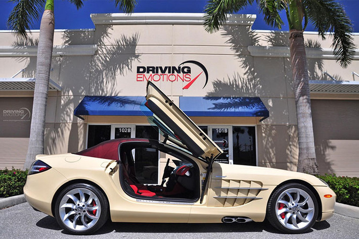 Lần đầu tiên siêu xe Mercedes SLR McLaren xuất hiện trước công chúng là vào năm 1999 dưới dạng concept và có tên gọi Vision SLR. Lúc đó Mercedes vẫn đang nắm tới 40% cổ phần của McLaren và đang hợp tác cùng hãng siêu xe Anh trong giải đua xe Công thức 1.