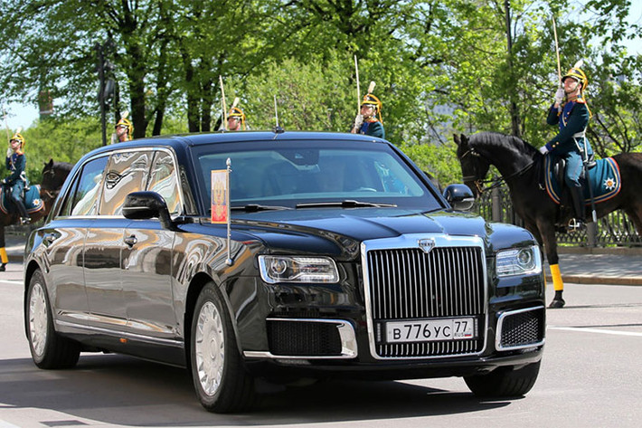 Aurus Senat là mẫu xe sang nguyên thủ, được Nga sản xuất trong nước, thay thế cho Mercedes-Benz S600 Guard Pullman. Chiếc xe của tổng thống Nga trang bị nhiều tính năng bảo vệ và tấn công theo tiêu chuẩn của Cơ quan bảo vệ liên bang Nga. Chiếc xe bọc thép sử dụng động cơ V8, dung tích 4.4 lít, được phát triển bởi NAMI và Porsche.