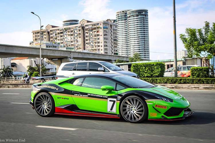Siêu xe Lamborghini Huracan LP610-4 mang màu sơn xanh cốm tại Việt Nam có đến 3 chiếc xuất hiện, chính điều này đã khiến một chủ nhân "siêu bò" tại quận 2, TP HCM mới đây đã thay áo mới cho chiếc xe đắt tiền của mình để tạo sự nổi bật cũng như tránh đụng hàng.