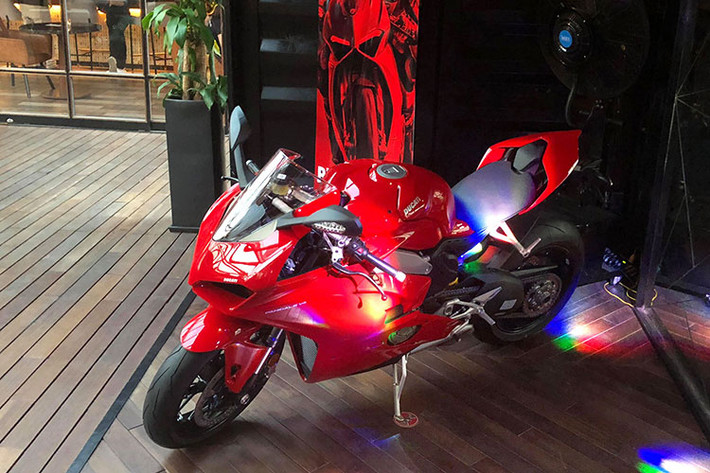 Panigale V4 mới được cải tiến triệt để so với phiên bản Panigale 1299 trước đó. Nó được xem là siêu phẩm mở ra một kỷ nguyên mới của hãng xe Ý, nhờ sở hữu động cơ V4 Desmosedici Stradale hoàn toàn mới chia tay với động cơ L-Twin truyền thống được sử dụng nhiều năm qua.