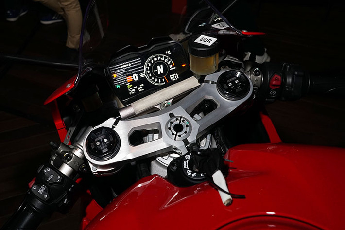 Xe có bộ khung hoàn toàn mới "Front Frame", so với dạng khung liền thông thường nó hạn chế những rung động từ mặt đường khi ôm cua. Tổng trọng lượng bộ khung chỉ nặng 4 kg, được bắt bu-lông vào 2 đầu xy-lanh.