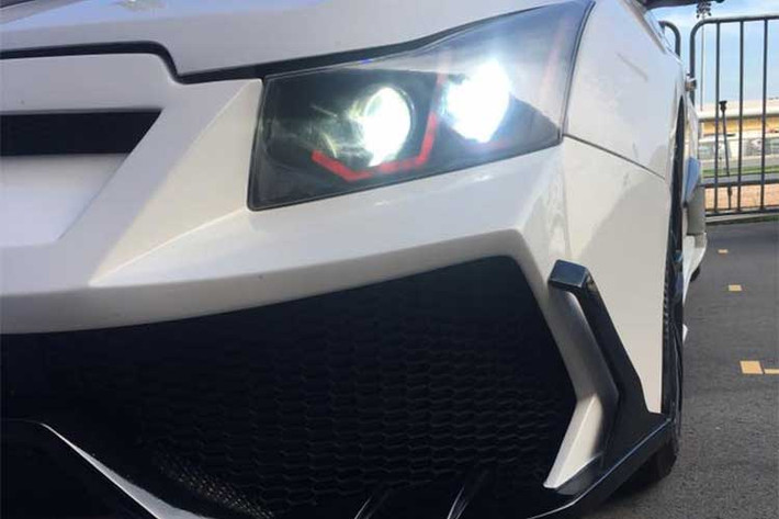 Với việc khối động cơ Cruze đặt trước trong khi máy siêu xe Lamborghini lại ở sau nên thợ độ phải tạo một khe gió riêng giữa cụm đèn trước.