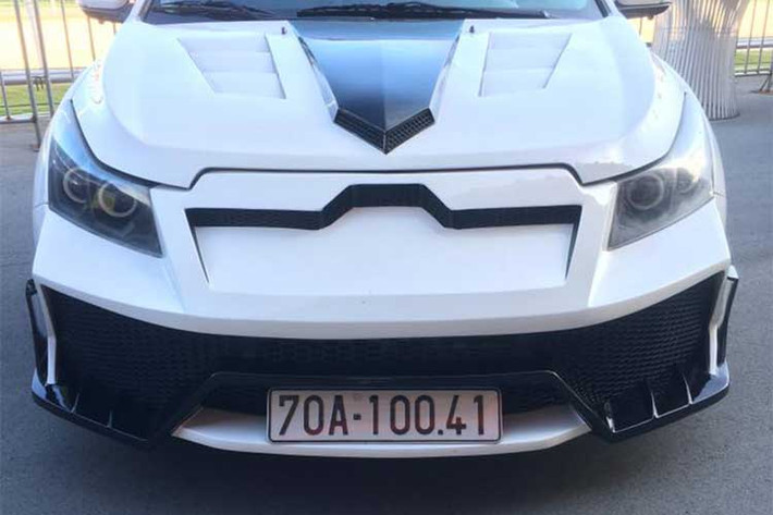 Đây là bản độ thứ 3 của chiếc xe sedan giá rẻ Cruze tại Việt Nam hiện nay. Việc thi công bộ cản trước cho giống với dáng siêu xe Lamborghini tốn khoảng 1 tháng bởi phải nghiên cứu làm lại hốc tản nhiệt sao cho chuẩn.