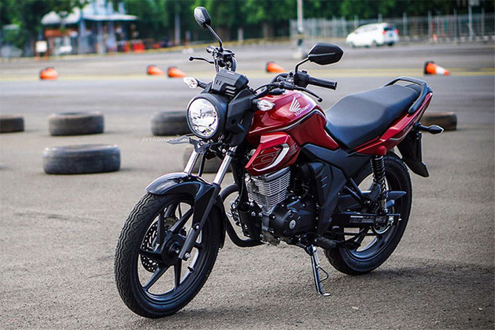 Honda CB150 Verza 2018 mẫu naked-bike cạnh tranh trực tiếp với Yamaha FZ150i trong cùng phân khúc naked-bike 150cc. Lô hàng Honda CB150 Verza hiện đang được các đại lý tư nhân tại Việt Nam nhận đặt cọc với giá bán chỉ khoảng hơn 50 triệu đồng (Đã bao gồm VAT).