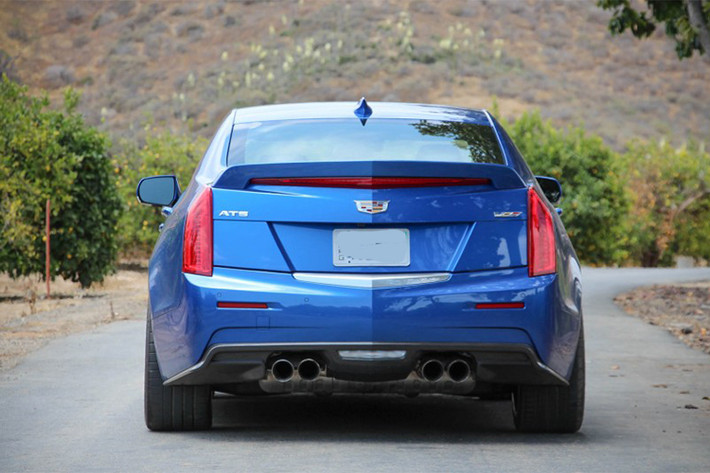 Phần nắp ca-pô của chiếc sedan hiệu suất cao được Cadillac thiết kế với dáng vẻ khỏe khoắn đậm chất Mỹ. Cản sau của xe mạnh mẽ và lớn hơn đi kèm bộ khuếch tán tích hợp không khí, gắn kèm là hệ thống 2 ống xả kép.