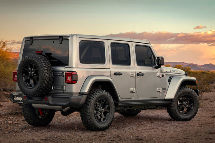Moab Edition phiên bản 2018 sở hữu dáng vẻ vạm vỡ hơn so với nguyên bản Sahara, đồng thời cũng phải nhờ ơn các trang bị mới như nắp capô Rubicon với nhãn Moab độc nhất, bậc cửa off-road xịn, và tấm cản va bằng thép với nắp cuối có thể tháo ra được.