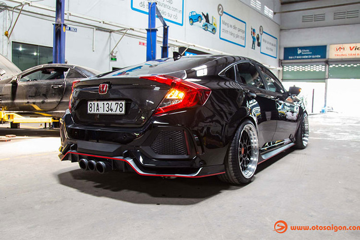 Ở mặt ngoại hình, xe được trang bị bộ bodykit thân rộng widebody với kết cấu nhẹ nhàng và độ rộng vừa phải. Nắp ca-pô và cốp sau được thay thế hoàn toàn làm từ sợi carbon giúp giảm trọng lượng xe đáng kể. Toàn bộ cản trước sau đều được thay thế với chi tiết ấn tượng.