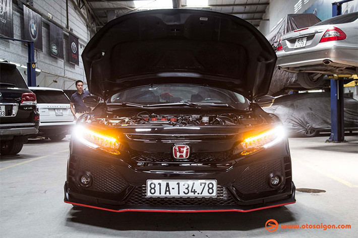 Khối động cơ 4 xy-lanh nguyên bản (I4) dung tích 1.5L tăng áp (turbo) DOHC công nghệ VTEC đã được độ lại tăng áp, hệ thống nạp không khí (air intake) với lọc gió hàng hiệu K&N (air filter) giúp cải thiện lưu lượng không khí đi vào động cơ, remap lại ECU, trang bị hệ thống xả Akrapovic full system và phần còn lại chưa tiết lộ...