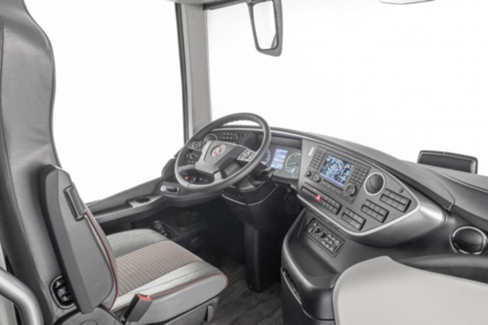 Xe có chiều dài tổng thể của chiếc xe đạt tới 14 mét với đủ số chỗ ngồi cho 83 hành khách cùng hành lý của họ nhờ vào dung tích cốp chứa đồ lên tới 8,4 mét khối. Bên trong chiếc xe sở hữu mọi thứ từ nhà bếp mini, phòng vệ sinh đến khoang chứa đồ dưới sàn xe.