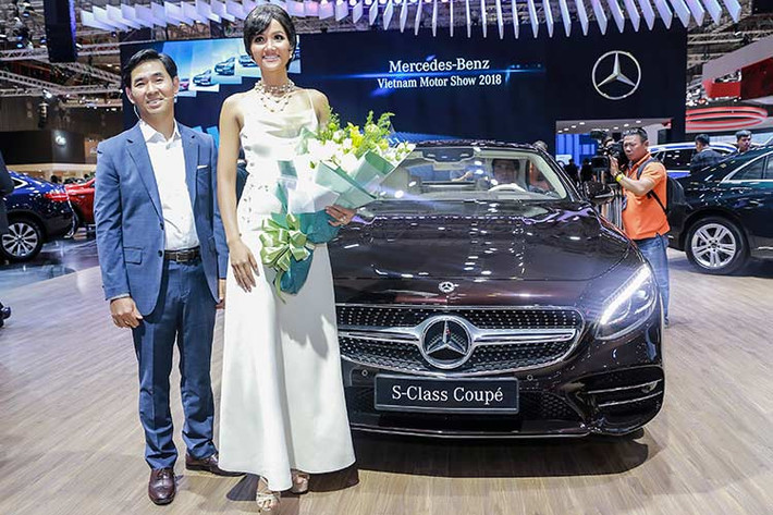 Trong khuôn khổ Triển lãm Ô tô Việt Nam 2018 (VMS), Hoa hậu Hoàn vũ H’Hen Niê đã xuất hiện rạng rỡ tại gian hàng của thương hiệu Ngôi sao 3 cánh Mercedes-Benz tại Việt Nam với tư cách khách mời đặc biệt.