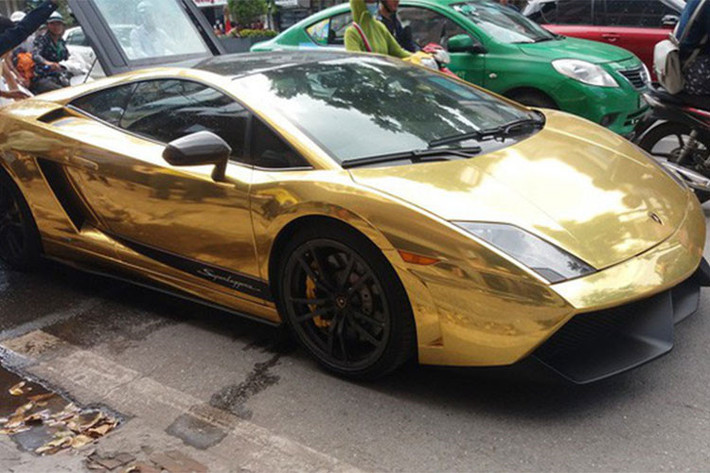 Vào tháng 5/2018, những hình ảnh về chiếc Lamborghini Gallardo Superleggera "mạ vàng" này bỗng nhiên bốc khói nghi ngút ở phía khoang động cơ tại đường Kim Mã, Hà Nội khi xuất hiện hiện trên mạng xã hội đã khiến giới mê xe cũng như cộng đồng mạng khá bất ngờ.