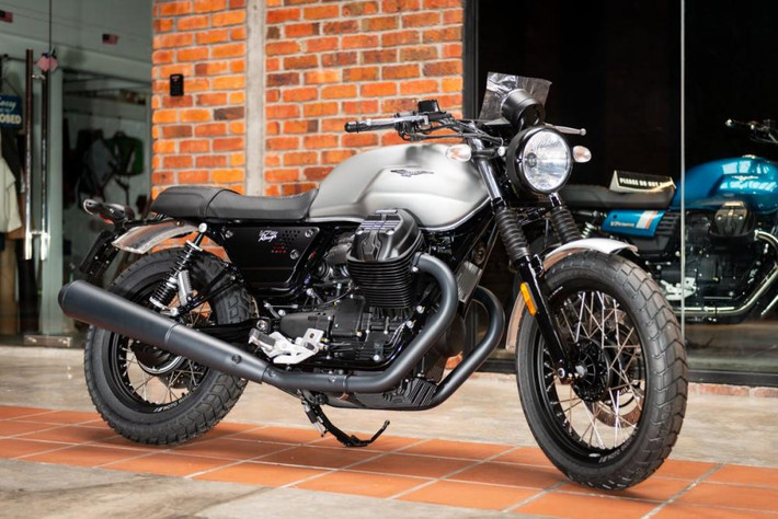 Piaggio Châu Á Thái Bình Dương vừa chính thức ra mắt và công bố mẫu xe môtô Moto Guzzi V7 III Rough phiên bản 2018 tại Malaysia. Đây là chiếc xe mang phong cách hoài cổ, nhưng công nghệ hoàn toàn mới.
