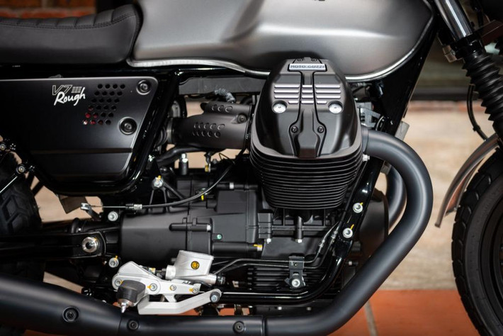 Sức mạnh của Moto Guzzi V7 III Rough tiếp tục đến từ khối động cơ V-Twin xoay ngang, dung tích 744cc, sử dụng hệ thống đũa cam thay cho xích cam, sản sinh công suất 52 mã lực tại tua máy 6.200 vòng/phút.