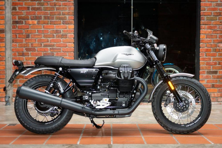 Khác với các phiên bản trước đó, Moto Guzzi V7 III Rough 2018 sở hữu phong cách urban country khá đẹp đẽ, tương tự như các mẫu scrambler đình đám của hãng từ thập niên 70 của thế kỷ trước.