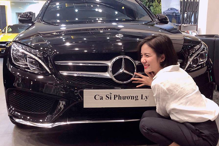 Xe mang đầy đủ những đặc trưng của dòng C-Class thế hệ mới với nắp ca-pô dài cùng những đường nét bồng bềnh. Mặt trước nổi bật với lưới tản nhiệt 2 nan, đèn pha LED sặc sảo, mâm 5 chấu AMG. Phía sau đuôi xe không có nhiều sự khác biệt so với đàn em C250 AMG. Xét tổng thể, nó trông hiện đại hơn và có khả năng hấp dẫn khách hàng trẻ tuổi.