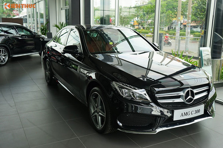Nội thất của Mercedes-Benz C300 AMG thế hệ mới này sẽ bao gồm hệ thống đèn viền Ambient Lighting 3 màu, hệ thống loa Burmester 13 loa công suất 590W, điều hòa tự động Air-balance, nước hoa với 4 mùi hương tùy chọn. Hệ thống dẫn đường và GPS tích hợp bản đồ 3D. Hệ thống treo, cách âm đều cải tiến.