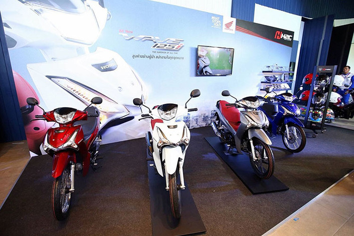 Về kích thước, chiếc xe số phổ thông Honda Wave 125i hoàn toàn mới phiên bản 2018 này sở hữu chiều dài x chiều rộng x chiều cao lần lượt là 1.931 x 711 x 1.090 mm. Với khoảng sáng gầm 135 mm, xe có chiều cao yên là 758 mm và trọng lượng đạt 106 kg.