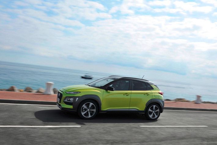 Bên sườn Hyundai Kona 2018 xuất hiện nẹp nhựa màu đen xung quanh hốc bánh, mang đến vẻ rắn rỏi và đậm chất SUV. Những điểm nhấn khác trong thiết kế ngoại thất của mẫu xe Hàn Quốc này bao gồm cánh gió mui nổi bật, giá nóc, cụm đèn hậu nằm cao trong khi đèn báo lùi và báo rẽ gắn vào những chi tiết bằng nhựa màu đen ở đuôi xe...