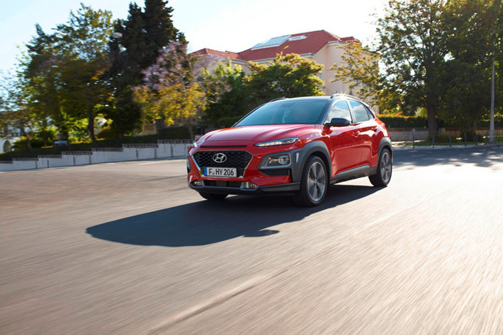 Nếu về Việt Nam, Hyundai Kona 2018 sẽ trở thành đối thủ cạnh tranh đáng gờm của Ford EcoSport 2018. Hiện Ford EcoSport 2018 đang được lắp ráp và bán tại Việt Nam với giá dao động từ 545 - 689 triệu đồng. Nói cách khác, nếu có giá 690 triệu đồng, Hyundai Kona 2018 sẽ đắt hơn đáng kể so với đối thủ Ford EcoSport 2018.
