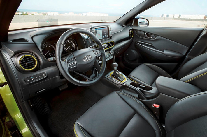 Tương tự bên ngoài, thiết kế nội thất của Hyundai Kona 2018 cũng theo đuổi phong cách lạ mắt với những điểm nhấn được sơn màu giống ngoại thất. Cửa gió điều hòa cỡ lớn, màn hình cảm ứng 7 hoặc 8 inch nằm trên mặt táp-lô, hỗ trợ ứng dụng Apple CarPlay/Android Auto tiêu chuẩn là những điểm nhấn trong nội thất.