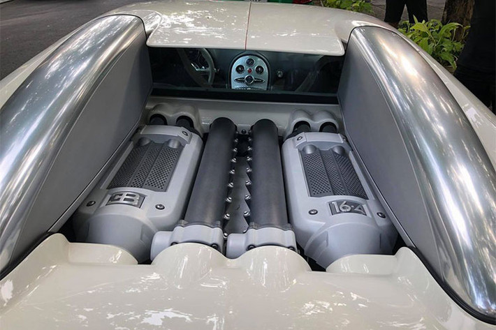 "Ông hoàng tốc độ" cũng chỉ mất có 2,5 giây để tăng tốc lên 100 km/h từ vị trí xuất phát trước khi đạt vận tốc tối đa 407 km/h, Ở tốc độ 402 km/h, siêu xe này sẽ đốt hết bình nhiên liệu 98 lít trong 12 phút. Đây là con số khủng khiếp trên một chiếc siêu xe được ra mắt từ năm 2005.